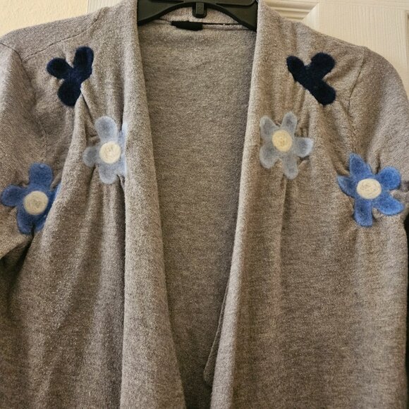 Aaeda boho cute grey cardigan sweater floral Lightweight Grannycore  Fun Soft M - Picture 3 of 11